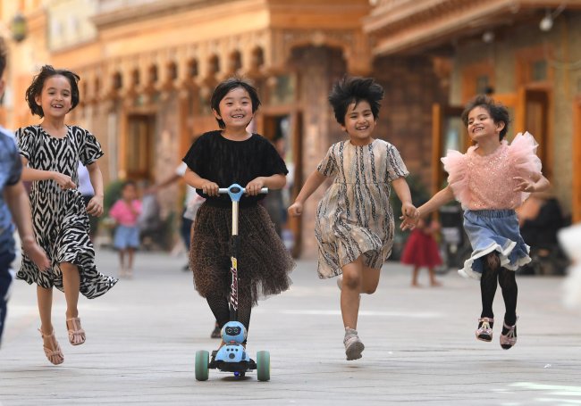 Fëmijë ujgurë në Xinjiang(Xinhua)