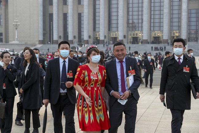 Deputetë nga pakicat kombëtare në sesionin vjetor legjislativ,8 mars, Pekin(VCG)