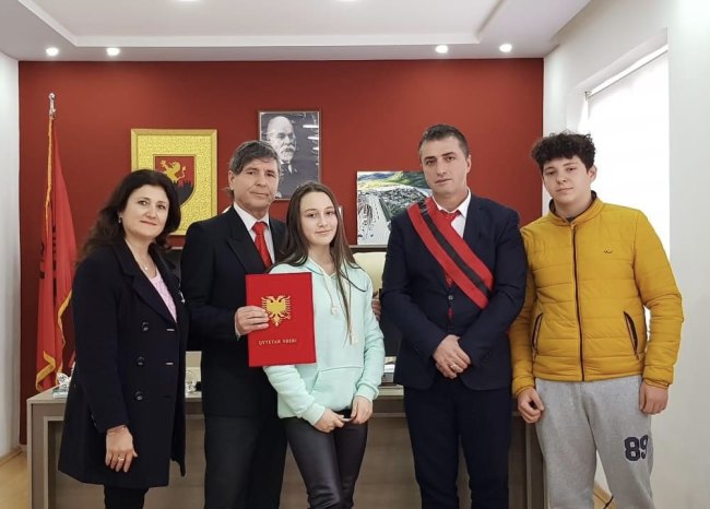 Albert Zholi me familjen e tij gjate marrjes se vleresimit ne Bashkine e Tepelenes (Facebook)