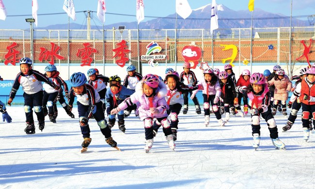 Fëmijë në distriktin Yanqing të Pekinit duke ushtruar ski (Foto:VCG)
