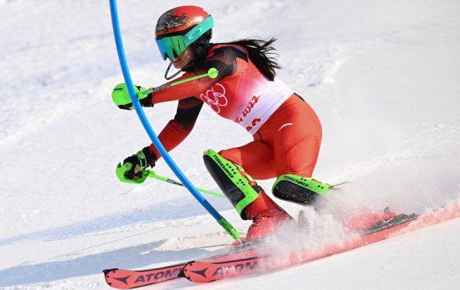 Kong Fangying, skiatorja kineze mori pjesë në garën skinë alpine sllallom për femra në Lojërat Olimpike Dimërore të Pekinit, më 9 shkurt 2022/ Xinhua