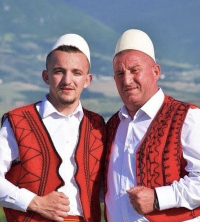Shkumbin Sadiki bashke me babain e tij Perparim Brati (Facebook)
