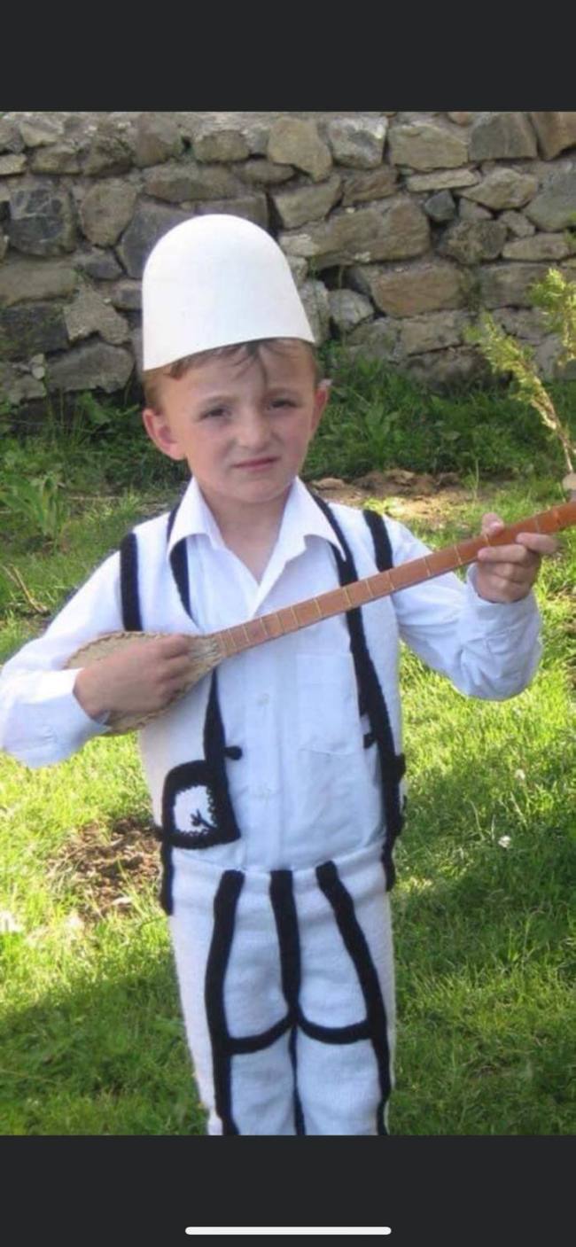 Shkumbin Sadiki ne moshe te vogel duke luajtur me cifteli (Facebook)