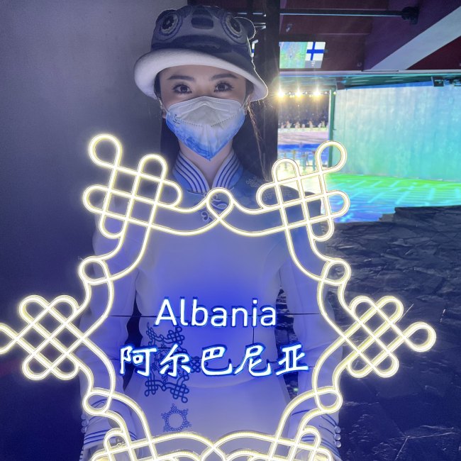 Zhang Qihong mban tabelën në formën e flokut të borës, ku shkruhet “Shqipëria”