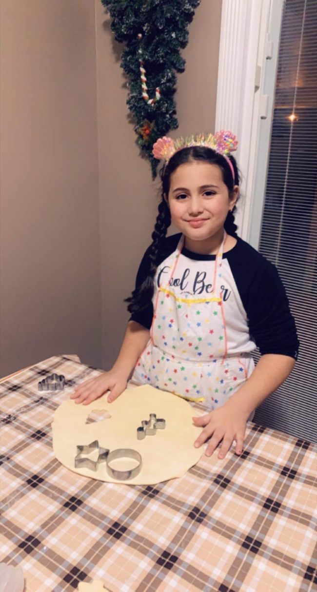 Vajza e Liljanës, Anxhela gatuan për festë (Facebook)