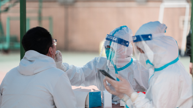 Marrja e mostrave të acidit nukleik në qytetin Xi'an të Kinës Veriperëndimore, më 15 mars 2022/VCG