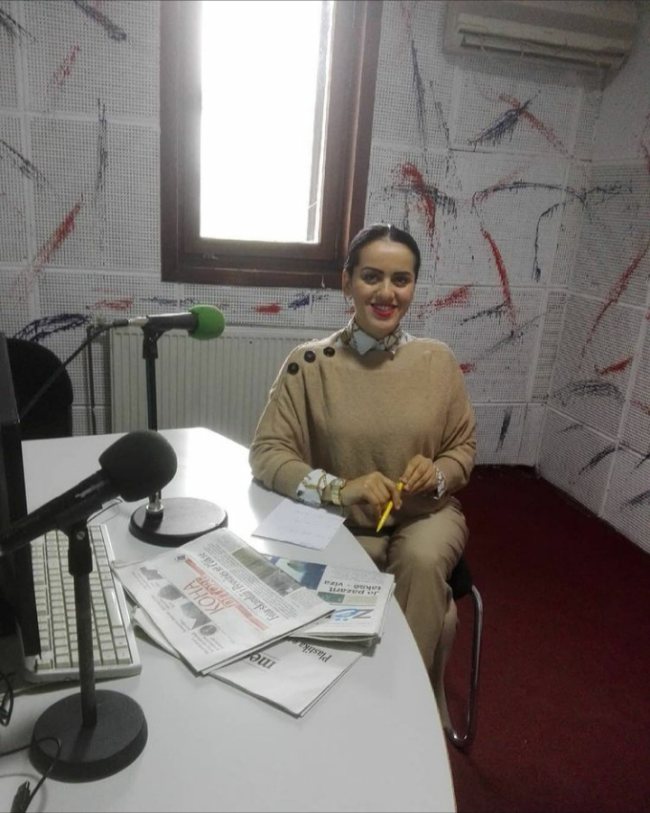 Dardane Kastrati gazetare ne Radio Peja (burimi facebook)