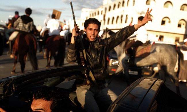Protestuesit libianë duke u mbledhur në Bengazi më 11 mars 2011, ndërsa Pranvera Arabe u përhap në Libi. ShBA-ja, Britania e Madhe dhe Franca ndërhynë në Libi me një fushatë bombardimi më 19 mars 2021. Foto: AFP