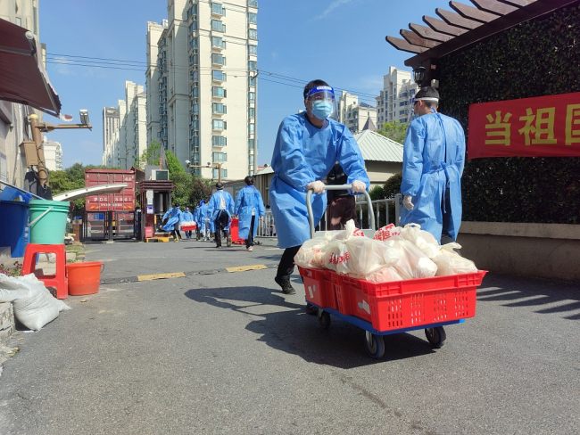 Vullnetarët transportojnë materialet e jetës së përditshme për banorë,Shangai(Foto:VCG)