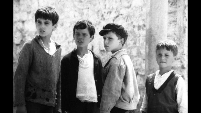Kasti i femijeve ne filmin Bei ecen vete, i pari majtas, Enea Zhegu (Foto:revista Ora)
