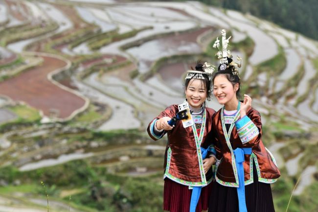 Njerëzit promovojnë turizmin lokal përmes transmetimit të drejtpërdrejtë në fshatin Jiache, Township Jiabang në kontenë Congjiang të provincës Guizhou të Kinës jugperëndimore. 19 prill 2020./Xinhua