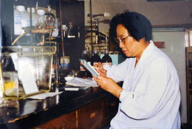 Shkencëtarja Tu Youyou, fituese e çmimit Nobel 2015, bën kërkime në laboratorin e saj në Pekin. Foto nga Xinhua