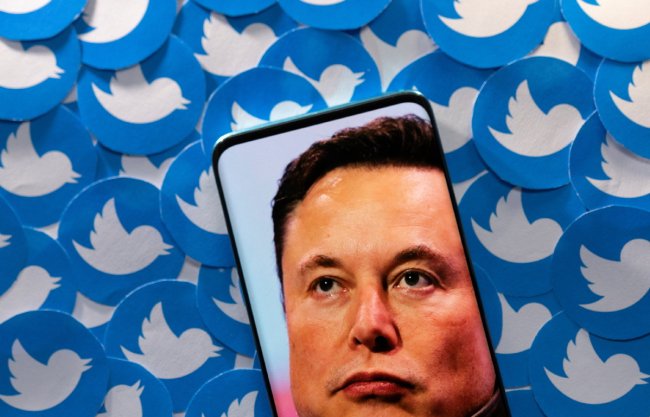 Një imazh i Elon Muskut shihet në smartfonin të vendosur mbi logotë e "Twitter"-it të marra në këtë ilustrim/ Agencies