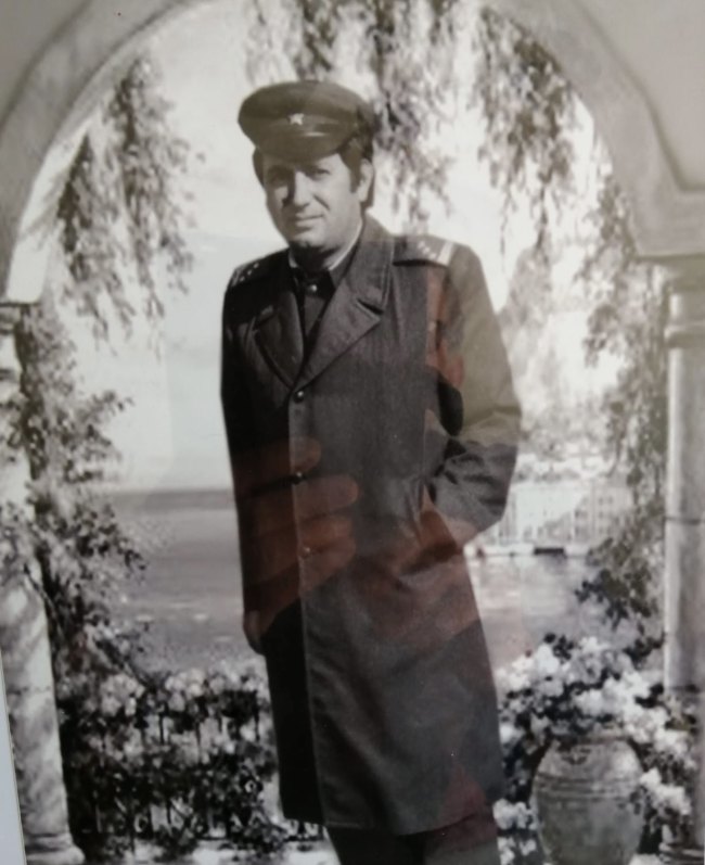 Syrja Pepa ne kohen kur ka qene oficer ushtrie ne Shqiperi (Foto personale)