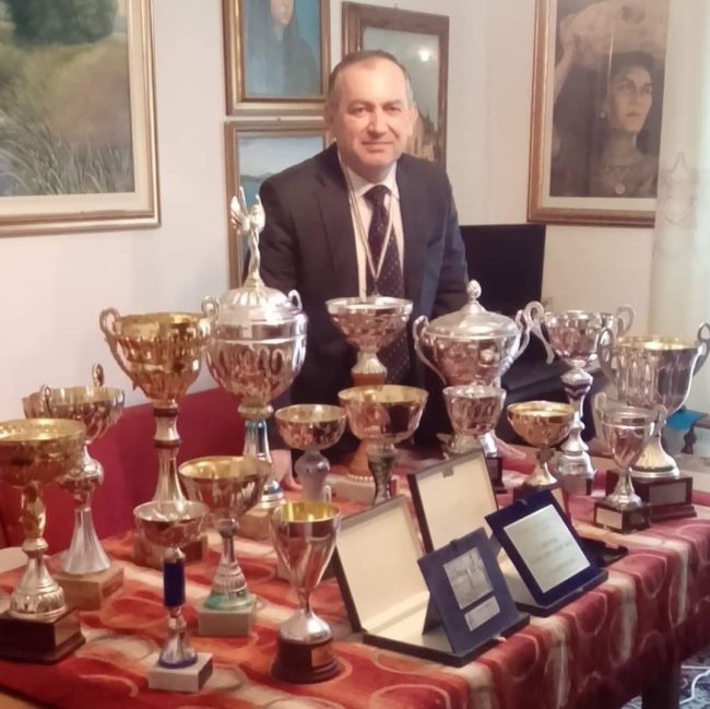 Syrja Pepa dhe trofete e fituar ne turnete e shahut (Foto personale)