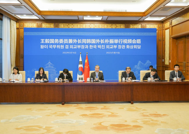 Këshilltari i Shtetit dhe Ministri i Jashtëm Wang Yi takohet me Park Jin, ministër të ri të Jashtëm të Republikës së Koresë, nëpër lidhjes së videos në Pekin,