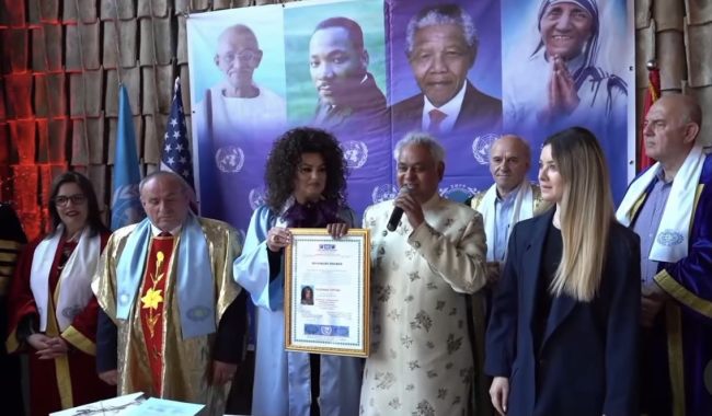Klodiana Toptani merr çmimin Ambasadore e Paqes(Foto Instagram)