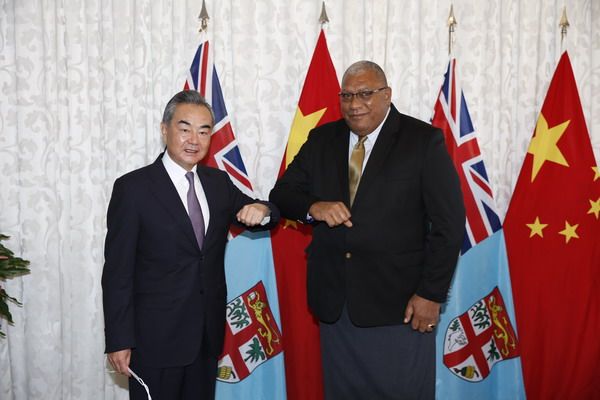 Këshilltari i Shtetit dhe ministri i Jashtëm kinez Wang Yi gjatë një takimi me presidentin e Fixhit Ratu Wiliame Katonivere në Suva/ foto nga MPJ i Kinës