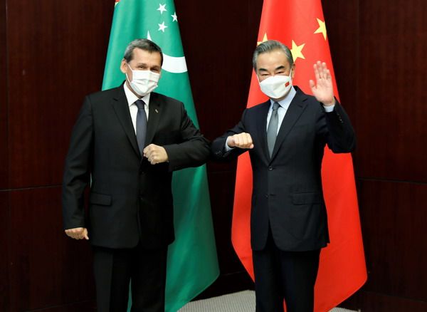 Këshilltari i Shtetit dhe ministri i Jashtëm kinez Wang Yi (djathtas) u takua me zëvendëskryeministrin dhe ministrin e Jashtëm të Turkmenistanit Rashid Meredov në Nur-Sultan të Kazakistanit, 7 qershor 2022. /Ministria e Jashtme kineze