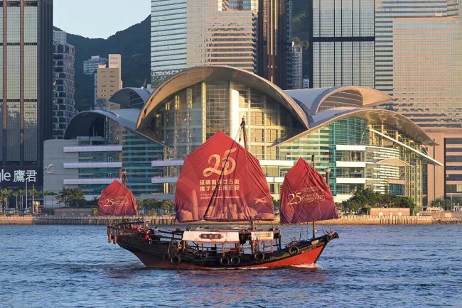 Një varkë me dekorime me rastin e 25-vjetorit të kthimit të Hong-Kongut në atdhe, lundroi në gjirin Viktoria në Hong-Kong, më 27 qershor 2022/ VCG