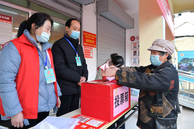 Banorët në kontenë Donghai të provincës Jiangsu votuan për anëtarët e Asamblesë Popullore vendore, 15 dhjetor 2021(Foto:VCG)