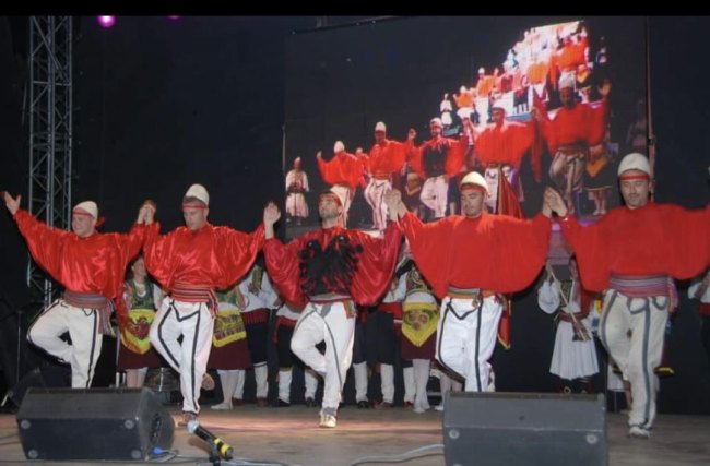 Amel Tahiri me grupin duke performuar ne skene (Foto personale)