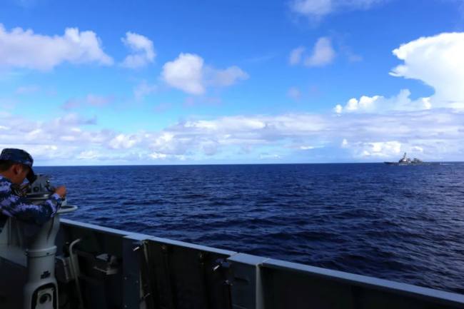 Foto/UÇP: Anija e marinës kineze "Xianning" monitoron destrojerin amerikan “USS Benfold”, i cili shkeli ujërat territoriale kineze në ishujt Xisha në Detin e Kinës Jugore