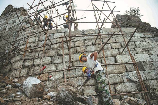 Punëtorët riparuan një fragment të dëmtuar të Murit të Madh në vitin 2021/ Chen Zhonghao Xinhua
