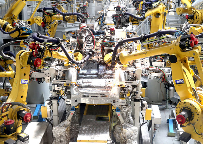 Reparti i montimit automatik i automjeteve në qytetin Rizhao të provincës Shandong të Kinës Lindore, më 1 korrik 2022/ VCG