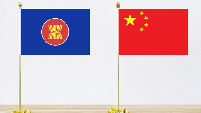 Flamujt e ASEAN-it dhe Kinës./VCG