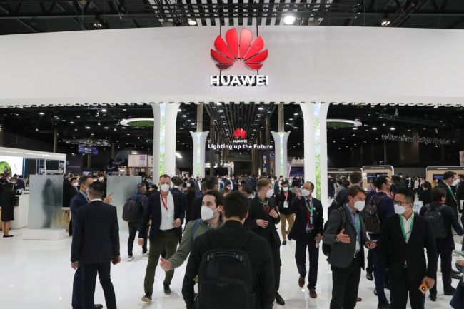 Njerëzit vizitojnë zonën e ekspozitës së Huawei-së gjatë Kongresit Botëror Mobile (MWC) në Barcelonë, Spanjë, më 1 mars 2022.