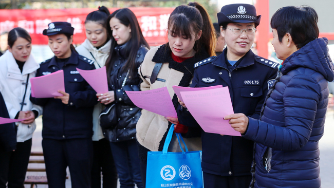 Policja po krijon ndërgjegjësim për ligjet që lidhen me dhunën në familje për banorët në Huaibei, provinca Anhui e Kinës lindore, 23 nëntor 2021./CFP