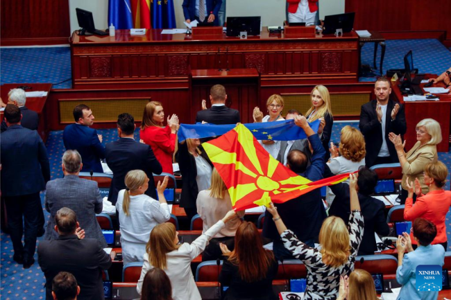 Parlamenti i Maqedonise se Veriut pas votimit te rezolutes se propozuar nga ish-presidenca franceze e BE-se per integrimin europian (Foto Xinhua