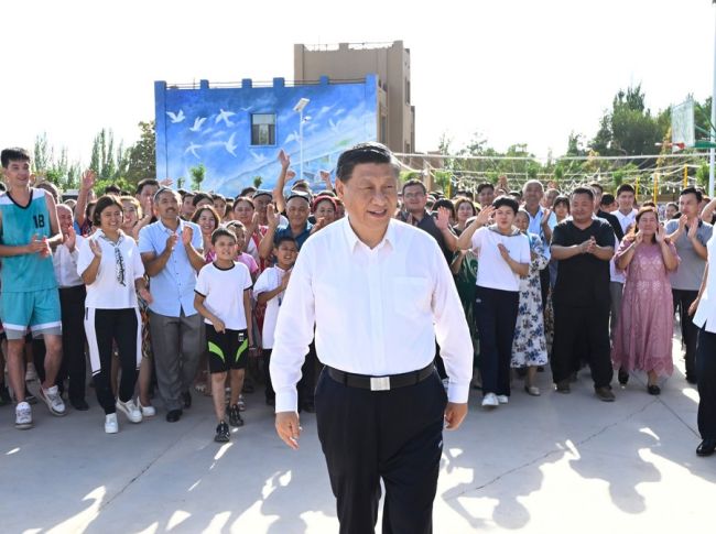 Presidenti Xi Jinping, gjithashtu sekretar i përgjithshëm i Komitetit Qendror të Partisë Komuniste të Kinës dhe kryetar i Komisionit Qendror Ushtarak, inspekton një fshat lokal në Turpan, rajoni autonom Xinjiang Uygur i Kinës veriperëndimore, 14 korrik 2022./Xinhua