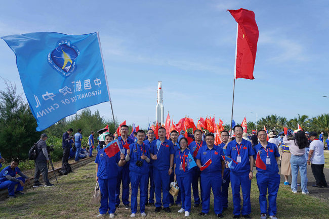 Teknikët kinezë dalin në foto me LM-5B, LM-5B,18 korrik, Wenchang, provincë Hainan,Kinë(Foto:VCG)