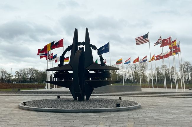 Fotografia e bërë më 6 prill 2022 tregon një skulpturë dhe flamuj në selinë e NATO-s në Bruksel, Belgjikë./Xinhua