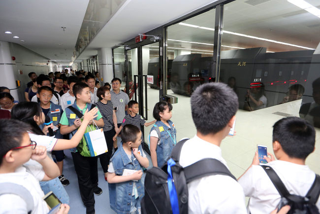 Nxënës vizitojnë superkompjuterin Tianhe(Foto:VCG)