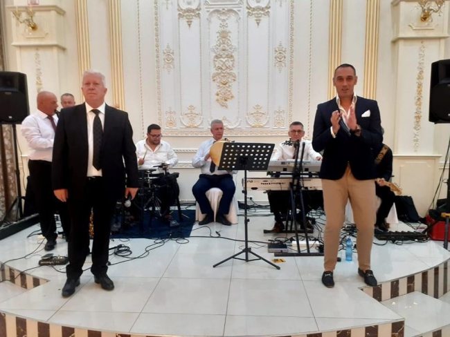Alban Shehu gjate nje koncerti (Foto personale)