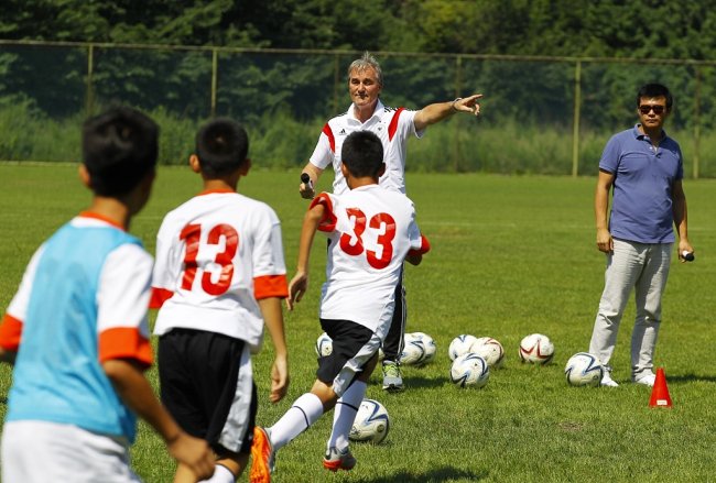 Trajner gjerman drejton futbollistë të rinj kinezë(Foto:VCG)