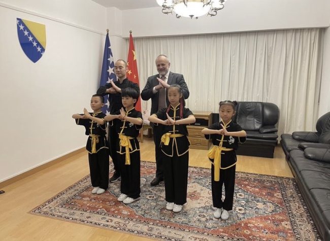 Ambasador BiH u Kini Tarik Bukvić s djecom kineskih osnovnih škola