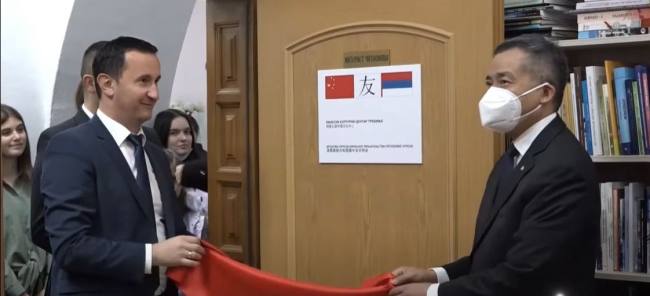 Ambasador Kine u BiH Ji Ping i gradonačelnik Trebinja Mirko Ćurić u trebinjskoj Narodnoj biblioteci otvorili su Kineski kulturni centar, prvi u BiH.