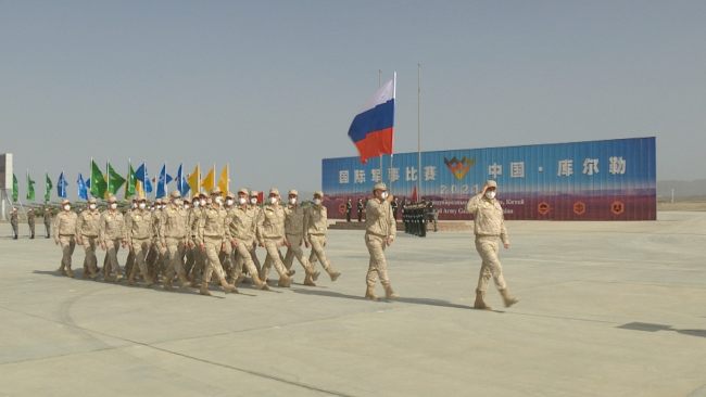 Ruský vojenský tým se představuje na zahajovacím ceremoniálu v Korle v Ujgurské autonomní oblasti Xinjiang na severozápadě Číny, 22. srpna 2021. / Čínská lidová osvobozenecká armáda