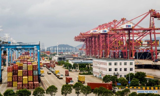 Fotografie pořízená 15. srpna 2021 ukazuje pohled na nejzatíženější nákladní přístav světa Ningbo-Zhoushan ve východočínské provincii Zhejiang. Photo: Xinhua