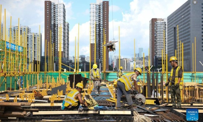 Dělníci na staveništi transakčního centra Qianhai Shenzhen City v jihočínské provincii Guangdong dne 8. září 2021. Photo:Xinhua