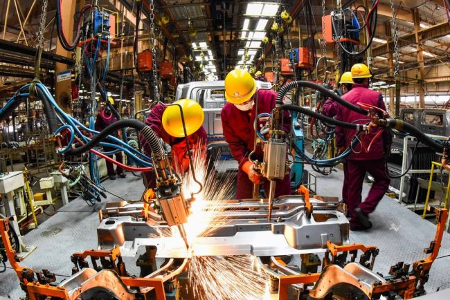 Pracovníci svařují součásti v továrně výrobce automobilů v městě Qingzhou ve východočínské provincii Shandong, 28. února 2021.[Photo/Xinhua]
