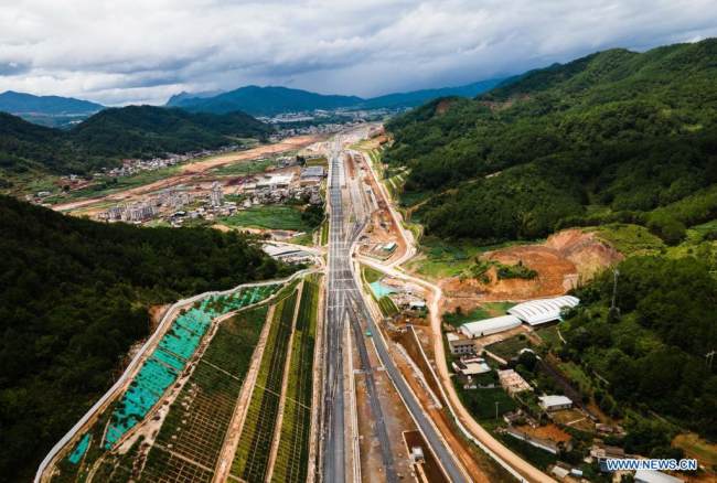 Letecká fotografie pořízená 2. července 2021 ukazuje část rozestavěné Železnice Čína-Laos v autonomním kraji Ning’er Hani a Yi v městě Puer v jihozápadní čínské provincii Yunnan. [Photo/Xinhua]