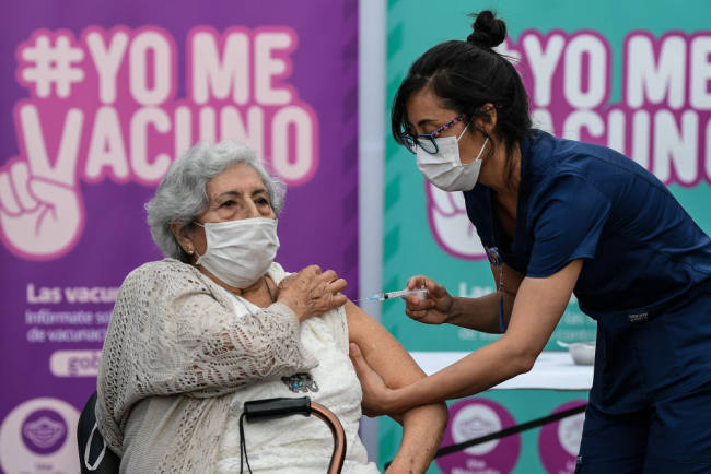 Dne 3. února 2021 byl senior v Santiagu de Chile očkován vakcínou proti COVID-19 vyrobenou čínskou společností Sinovac.