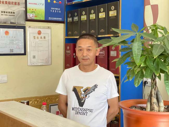 Foto 7: Vesničan Hong Sheng stojí ve své restauraci