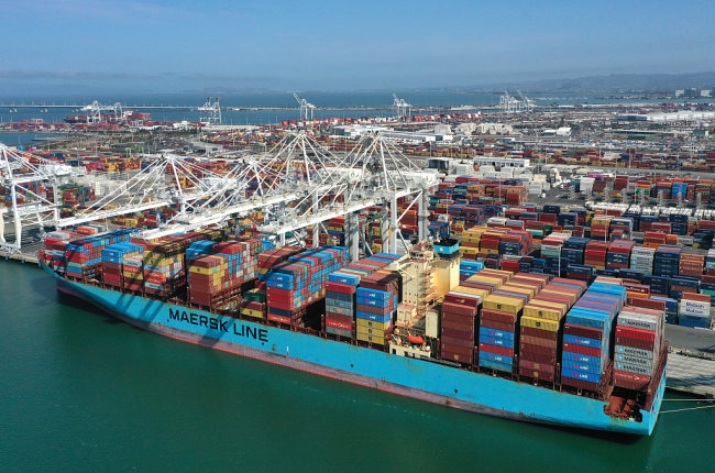 Kontejnery čekající na kontejnerové lodi v přístavu Oakland v Kalifornii ve Spojených státech 9. září 2021. [Photo/VCG]