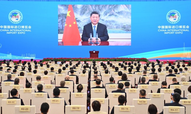 Čínský prezident Xi Jinping pronáší při zahajovacím ceremoniálu čtvrté Čínské mezinárodní dovozní výstavy v Šanghaji proslov přes video-přenos, 4. listopadu 2021. Photo: Xinhua